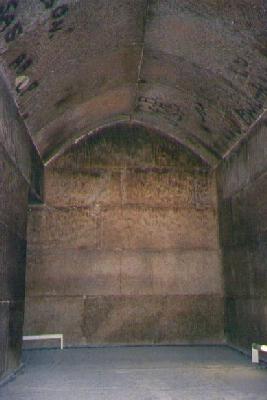 giza-menkaure-inside-chamber.jpg