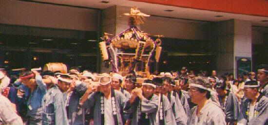 eki-matsuri-female-mikoshi.jpg