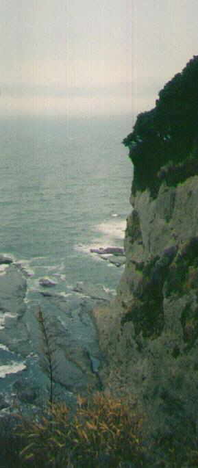 enoshima-cliff.jpg