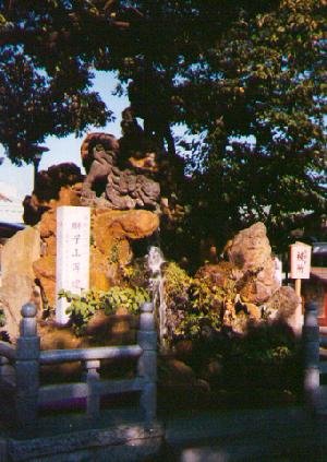 ochanomizu-shrine-komainu&fountain.jpg